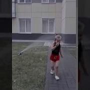 Фонтан Облил Пробегающую Девочку Танцующие Фонтаны Дети Купаются В