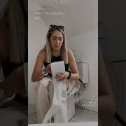 Девочка Какает
