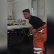 Мужик Угарно Пародирует Тиранозавра