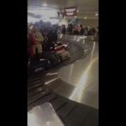 Шокирующее Видео Парень Уснул На Ленте Выдаче Багажа В Аэропорту И Катался Спал
