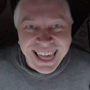 Человек Поёт В Комнате