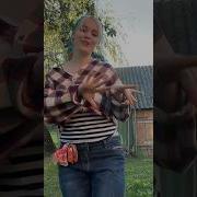 Кареглазка Кружит Осенний Листопад