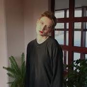 Человек Спускается Под Песню Easter Psychobitch