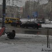 Люди Поскальзываются На Неубранном Льду