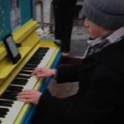 Пианист Играет На Майдане