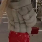 Красивая Девушка В Шубе Показывает Сочетание Юбки И Сумки