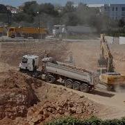 Camion Benne En Difficulté Dans Un Chantier Les Maneuvres Sont Impressionantes