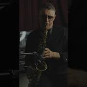 Джулия На Саксофоне