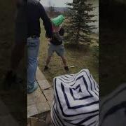Юноша Одел Пакет С Углём На Голову Пакет С Углём На Голову