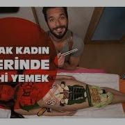 Çıplak Kadın Üzerinde Suşhi Yemek Hayrettin