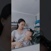 Mama Muda Sedang Live Sambil Menyusui