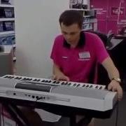 Продавец Зажигает На Синтезаторе Yamaha