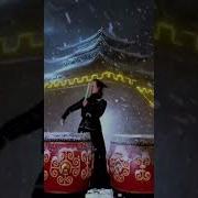 Китайская Девушка Играет На Барабанах Хорватскую Рапсодия