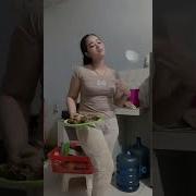 Intip Si Tante Lagi Masak Bokongnya Bohay Banget