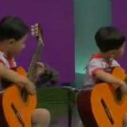 Китайские А Мож И Корейские Дети Играют На Гитарах