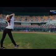 Бейсбольный Мяч Летит В Камеру Скачать Видео