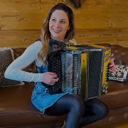 Claudia Hinker Spielt Bergvagabunden Wenn Wir Erklimmen Auf Ihrer Steirischen Harmonika