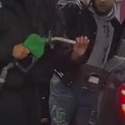 Где Парень Вставляет Пистолет В Бак