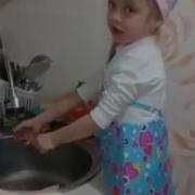 Девочка Моет Посуду И Ругается