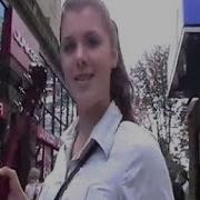 Талантливая Девушка Играет На Гитаре И Поёт Песни На Улице Киева