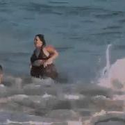 Девушка Не Может Выйти Из Моря