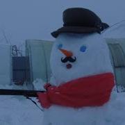 Поселился Снеговик Во Дворе