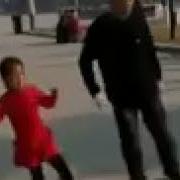 Китайский Дед Танцует С Внучками Круто Танцуют Красиво