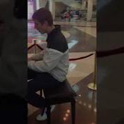 Парень Красиво Играет В Торговом Центре На Пианино