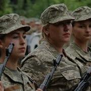 Дівчата Шнурують Берці