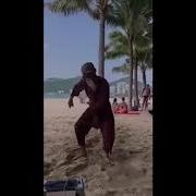Танцующий Китаец На Пляжу